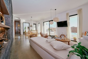 Smart TV, books, stereo