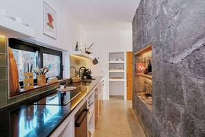 Frigorífico, microondas, horno y placa de cocina