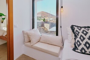 Una Smart TV, libros, un reproductor estéreo