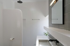 Ducha, secador de pelo, toallas y jabón