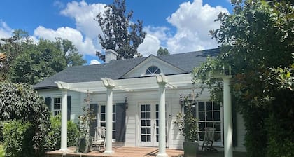 Cozy 1-bedroom cottage with fitness equipment and AC in charming LaGrange