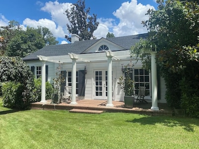 Cozy 1-bedroom cottage with fitness equipment and AC in charming LaGrange