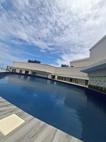  Panoramic Ocean Views | 3BR on 7th Floor | Rooftop Pool & Gym — Nyali