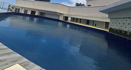 Panoramic Ocean Views | 3BR on 7th Floor | Rooftop Pool & Gym — Nyali