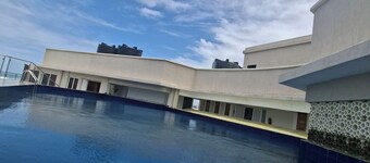 Panoramic Ocean Views | 3BR on 7th Floor | Rooftop Pool & Gym — Nyali