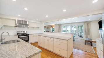 Microondas, horno, parrilla de estufa y cafetera y tetera