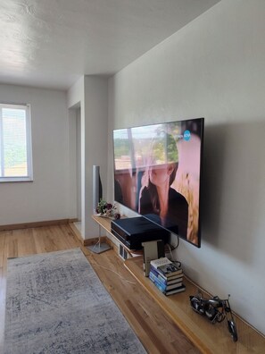 Interior - Charming European style 2-bedroom house in beautiful Pittsburgh with AC, wi-fi (Pittsburgh)