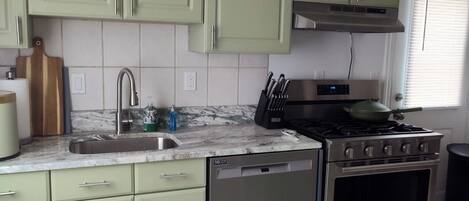 Oven, stovetop, dishwasher