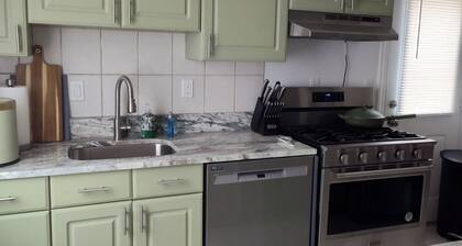 Charming European style 2-bedroom house in beautiful Pittsburgh with AC, wi-fi