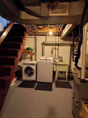 Interior - Charming European style 2-bedroom house in beautiful Pittsburgh with AC, wi-fi (Pittsburgh)