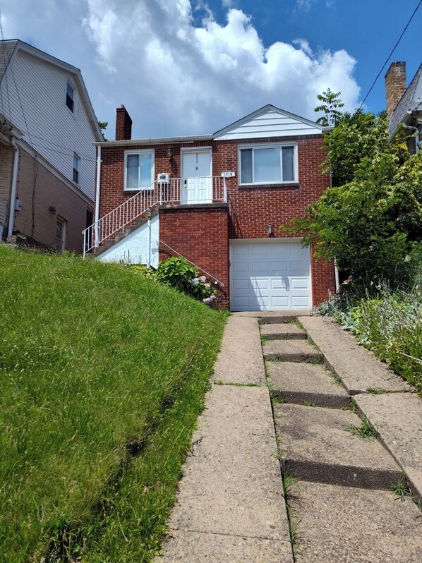 Exterior - Charming European style 2-bedroom house in beautiful Pittsburgh with AC, wi-fi (Pittsburgh)