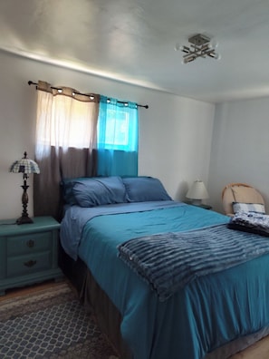 2 bedrooms, iron/ironing board, WiFi, bed sheets - Charming European style 2-bedroom house in beautiful Pittsburgh with AC, wi-fi (Pittsburgh)