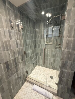 Douche, séchoir à cheveux, serviettes fournies