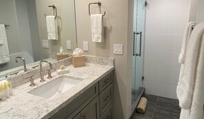 Douche, séchoir à cheveux, serviettes fournies
