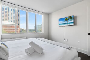 2 habitaciones, escritorio y tabla de planchar con plancha 