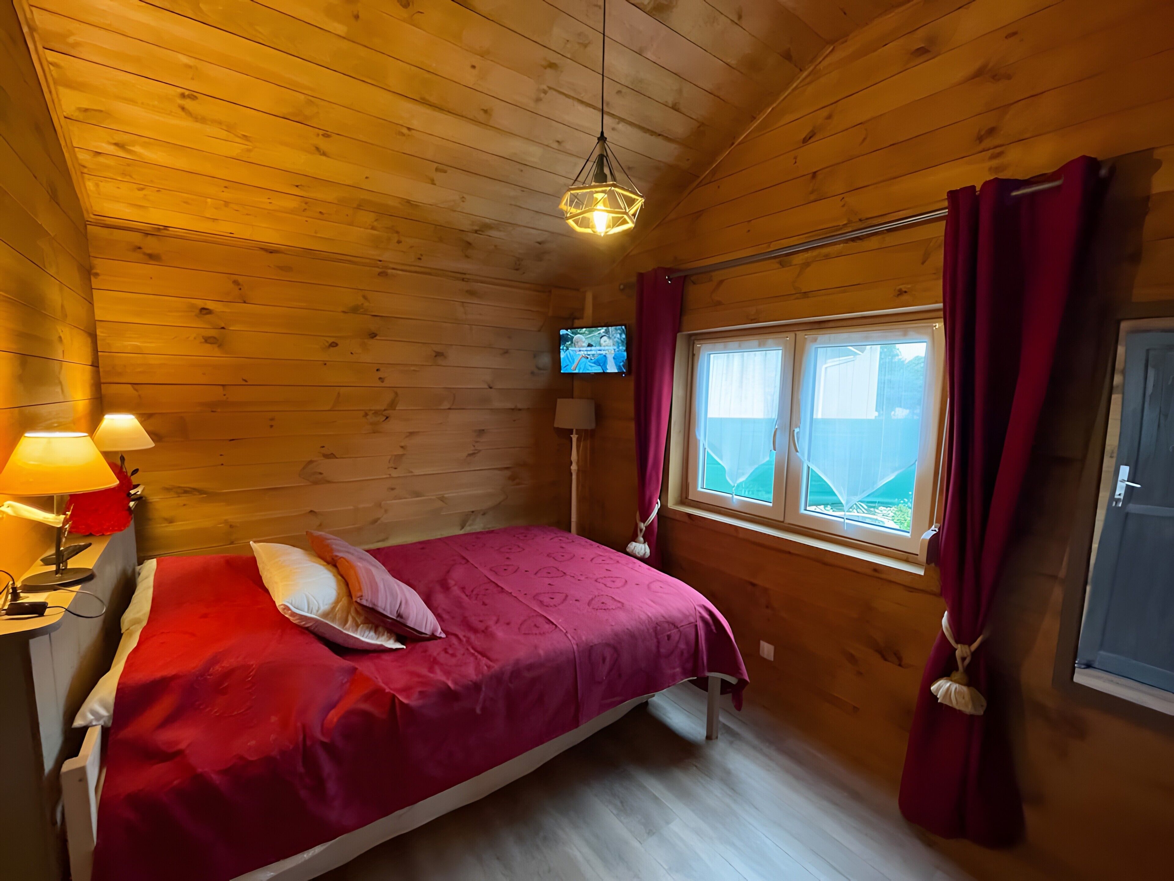 5 bedrooms, iron/ironing board, WiFi, bed sheets