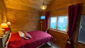 5 bedrooms, iron/ironing board, WiFi, bed sheets