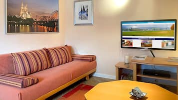 Een televisie, een dvd-speler, boeken en een filmbibliotheek