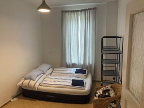 2 soverom, skrivebord, strykejern/-brett og wi-fi (inkludert)