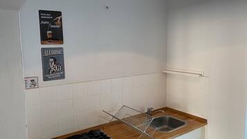 Kühlschrank, Mikrowelle, Herdplatte, Wasserkocher mit Kaffee-/Teezubehör