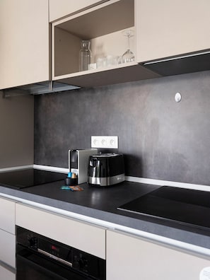 Fridge, oven, coffee/tea maker, toaster