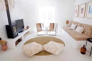 Télévision, cheminée, chaîne hi-fi