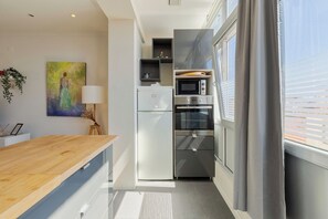 Réfrigérateur, micro-ondes, plaque de cuisson, lave-vaisselle