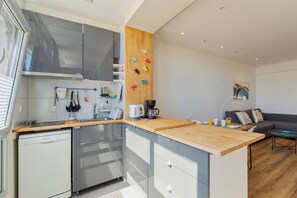 Fridge, microwave, stovetop, dishwasher