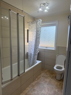 Buồng tắm vòi sen, máy sấy tóc, khăn tắm 