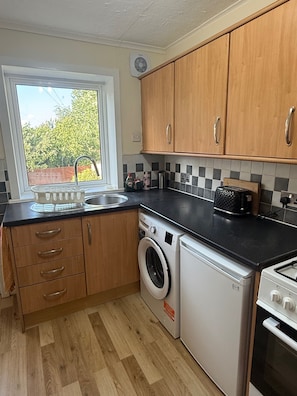 Fridge, microwave, oven, stovetop - Seaside Charm at Winifred Crescent (Kirkcaldy)