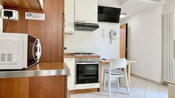 Frigorifero, forno, piano cottura, pentole/stoviglie/utensili