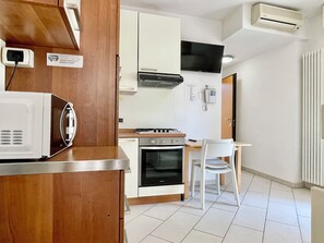 Fridge, oven, stovetop, cookware/dishes/utensils