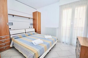 1 bedroom, bed sheets