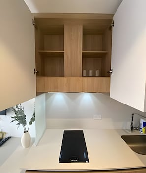 Apartment | Eigene Küche | Großer Kühlschrank, Mikrowelle, Ofen, Herdplatte