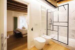 Appartement Confort, vue sur la ville | Salle de bain | Douche, séchoir à cheveux, serviettes fournies, savon