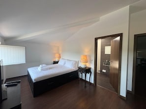 4 bedrooms, iron/ironing board, internet, bed sheets