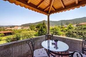 Outdoor dining - Villa Martim by Sé Apartments (Barcelos)