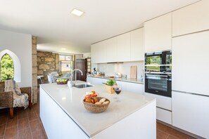 Fridge, microwave, oven, stovetop - Villa Martim by Sé Apartamentos (Barcelos)
