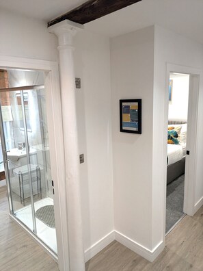 2 bedrooms, iron/ironing board, travel cot, free WiFi