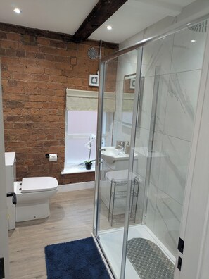 Shower, hair dryer, towels, soap - 2 Bedroom Apartment • 4 Beds • Free Parking • Contractors • Long Stays (Kingston upon Hull)