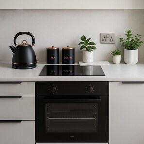 Kylskåp, mikrovågsugn, ugn och diskmaskin