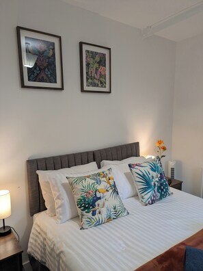 2 habitaciones, tabla de planchar con plancha y cuna de viaje 