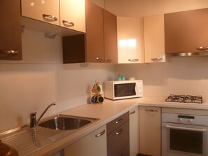 Frigorifero, microonde, forno, piano cottura