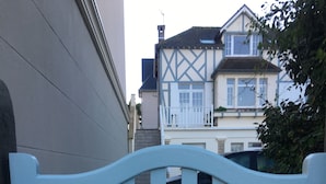 Une porte bleue sur laquelle on peut lire l’inscription « CHANTEREYN ».