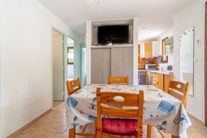 Dining - House for 6 people, ground floor, beach, pool (Vendres)