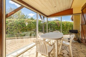 Outdoor dining - House for 6 people, ground floor, beach, pool (Vendres)