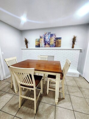 Dining - Austin Villa: 4Bd/2Bth Huge House/ Parking Sleeps 8! Jacksoville, FL (Jacksonville)