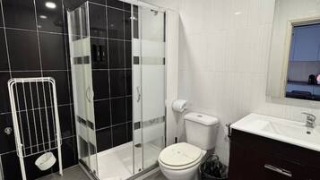 Douche, sĂšche-cheveux, serviettes fournies, savon