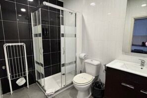 Douche, sèche-cheveux, serviettes fournies, savon