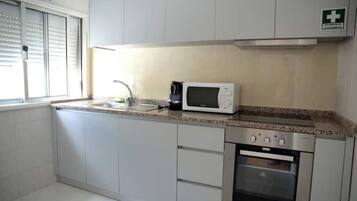 Microondas, horno, placa de cocina